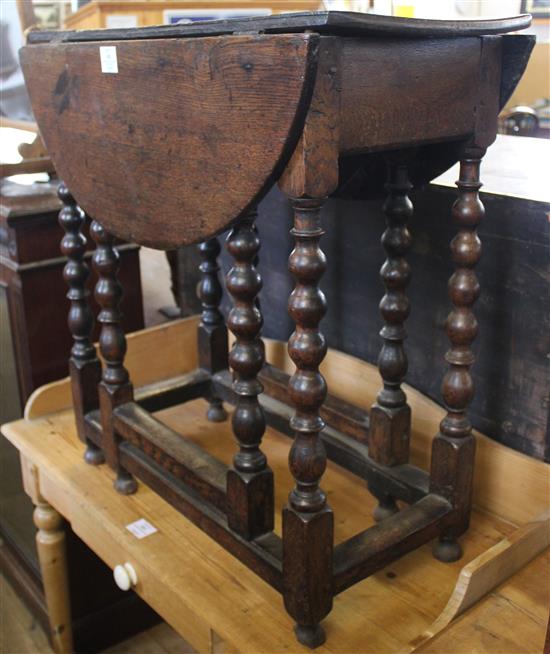 Small 18th century oak gateleg table(-)
